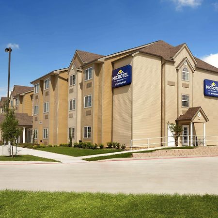 Microtel Inn & Suites Kenedy Екстериор снимка