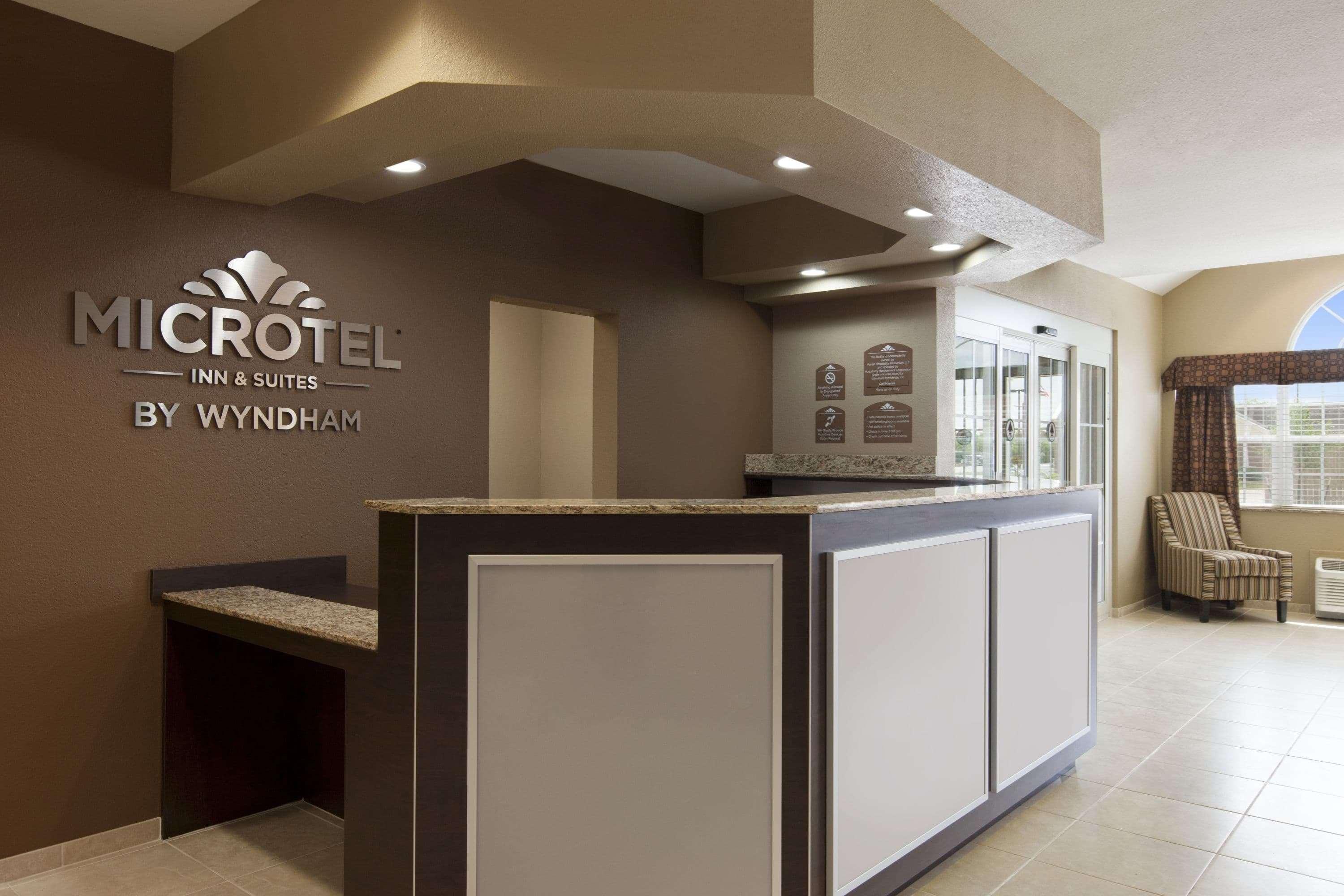 Microtel Inn & Suites Kenedy Екстериор снимка