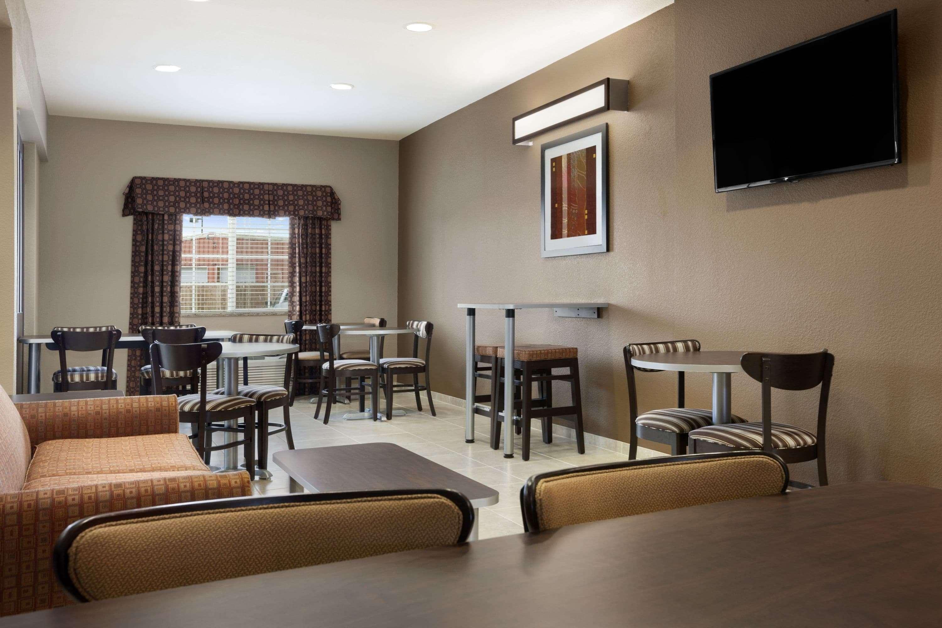 Microtel Inn & Suites Kenedy Екстериор снимка