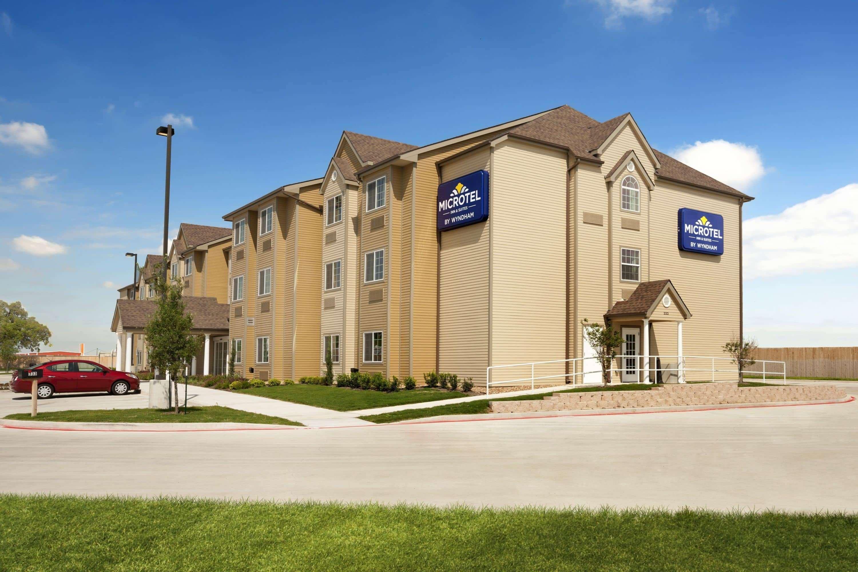 Microtel Inn & Suites Kenedy Екстериор снимка