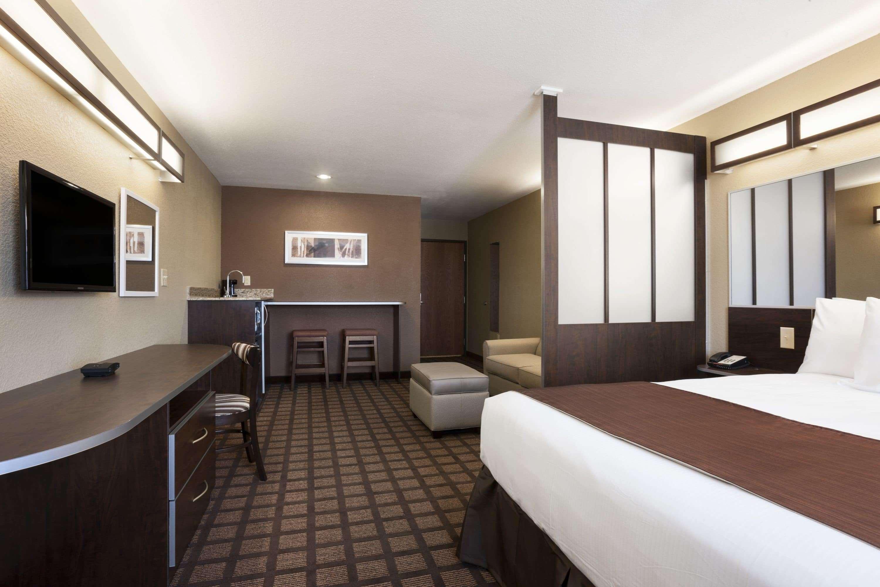 Microtel Inn & Suites Kenedy Екстериор снимка