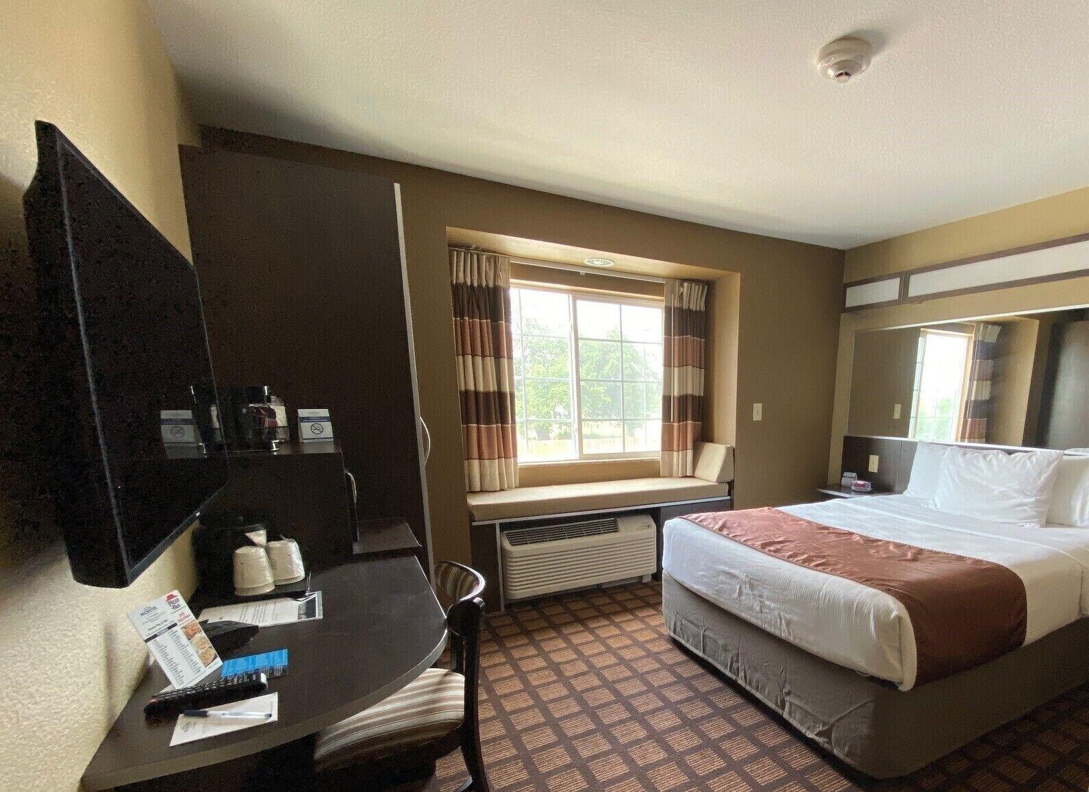 Microtel Inn & Suites Kenedy Екстериор снимка