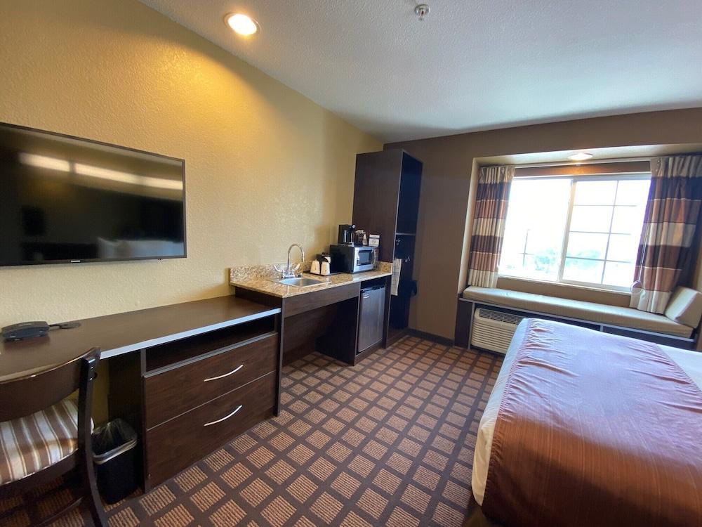 Microtel Inn & Suites Kenedy Екстериор снимка