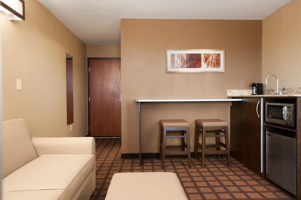 Microtel Inn & Suites Kenedy Екстериор снимка