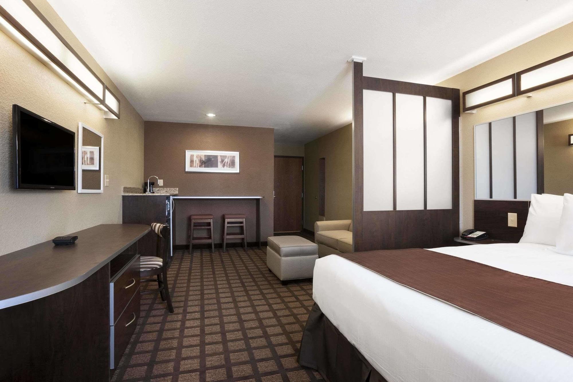 Microtel Inn & Suites Kenedy Екстериор снимка