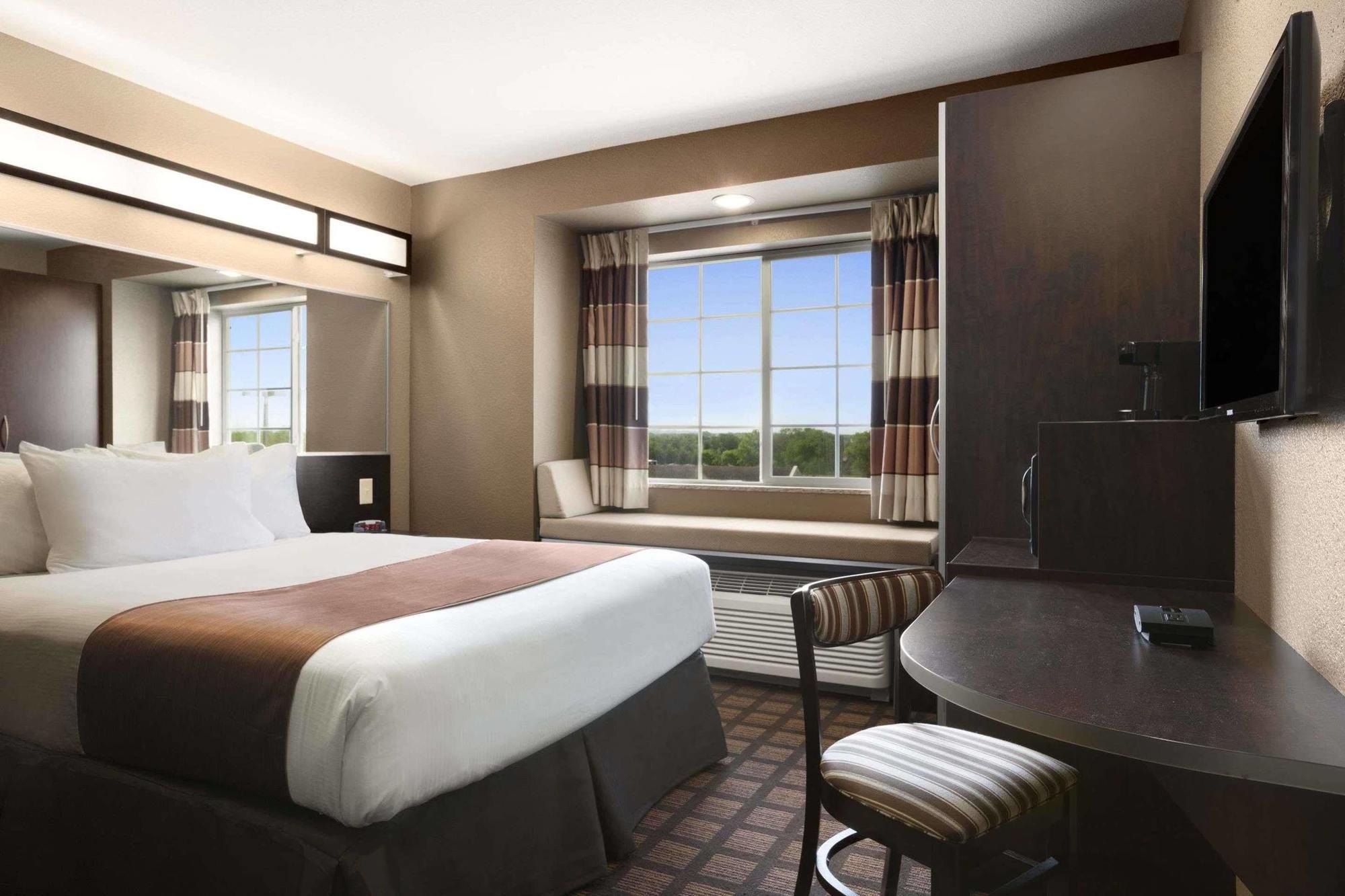 Microtel Inn & Suites Kenedy Екстериор снимка