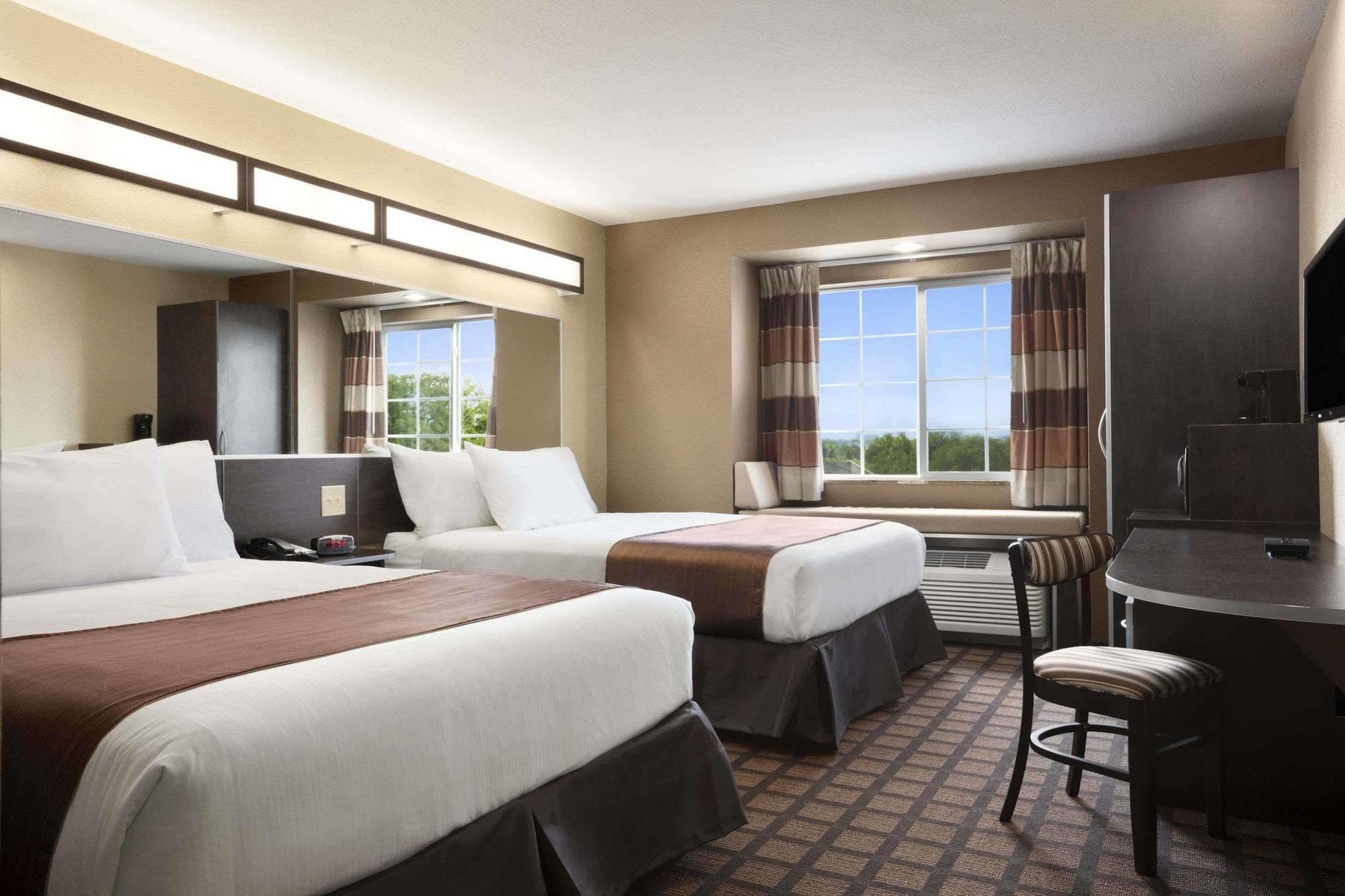 Microtel Inn & Suites Kenedy Екстериор снимка