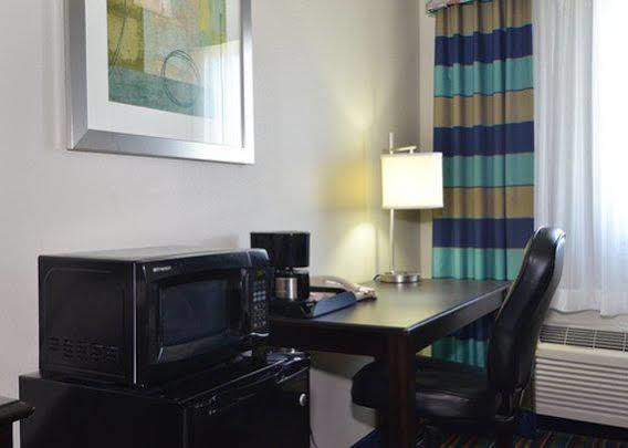 Microtel Inn & Suites Kenedy Екстериор снимка