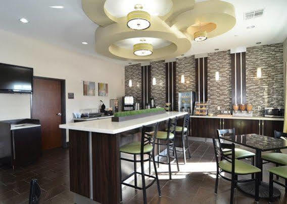 Microtel Inn & Suites Kenedy Екстериор снимка